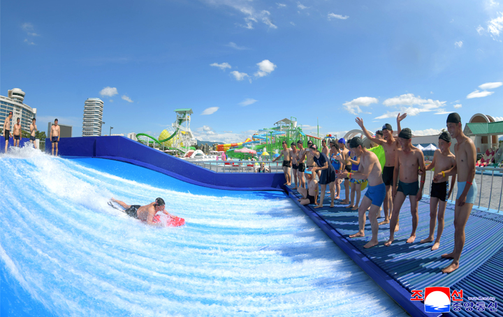 18-인민의 기쁨 넘쳐나는 동해의 명사십리-원산갈마해안관광지구